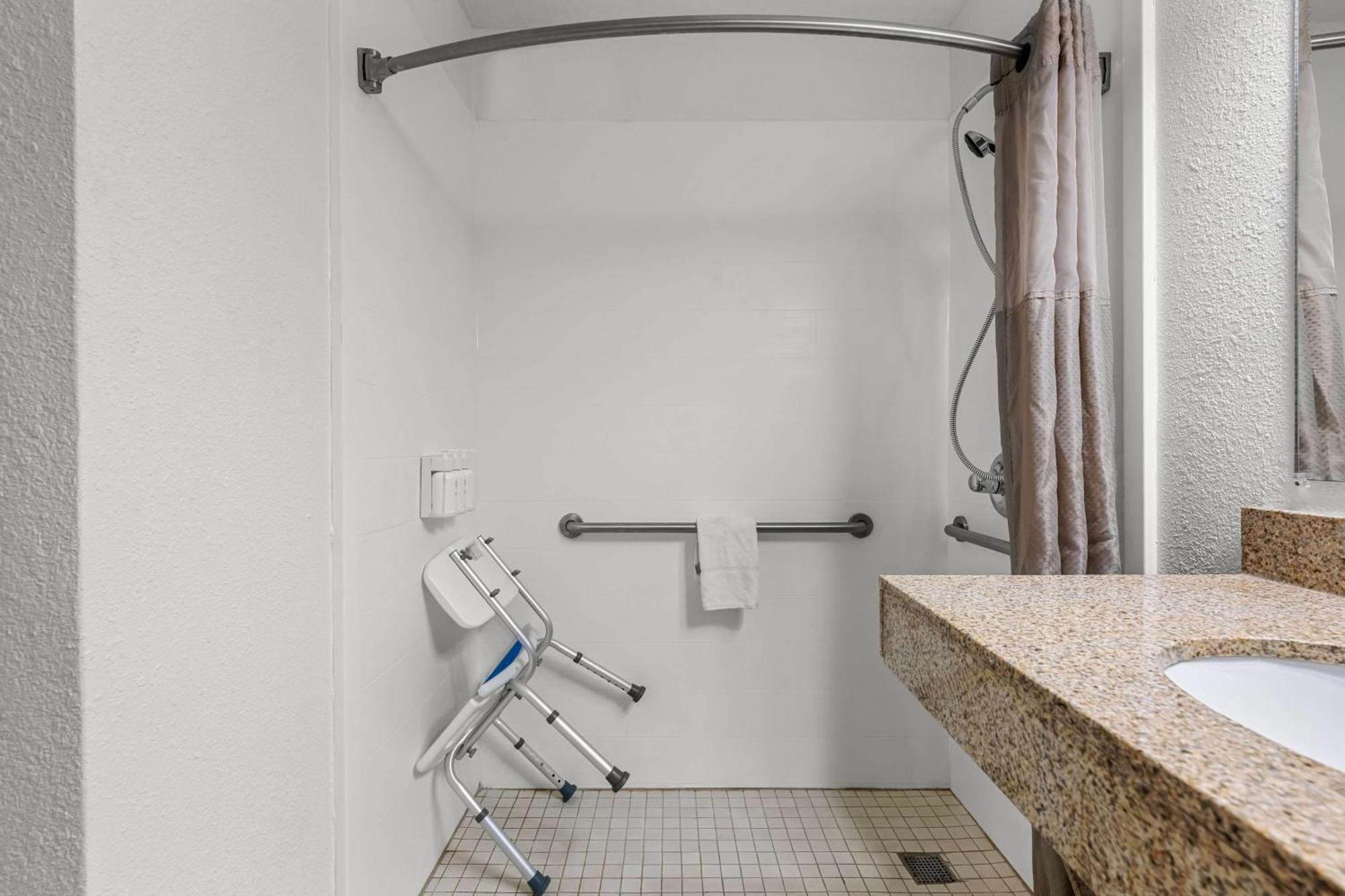 Americas Value Hotel Hamilton